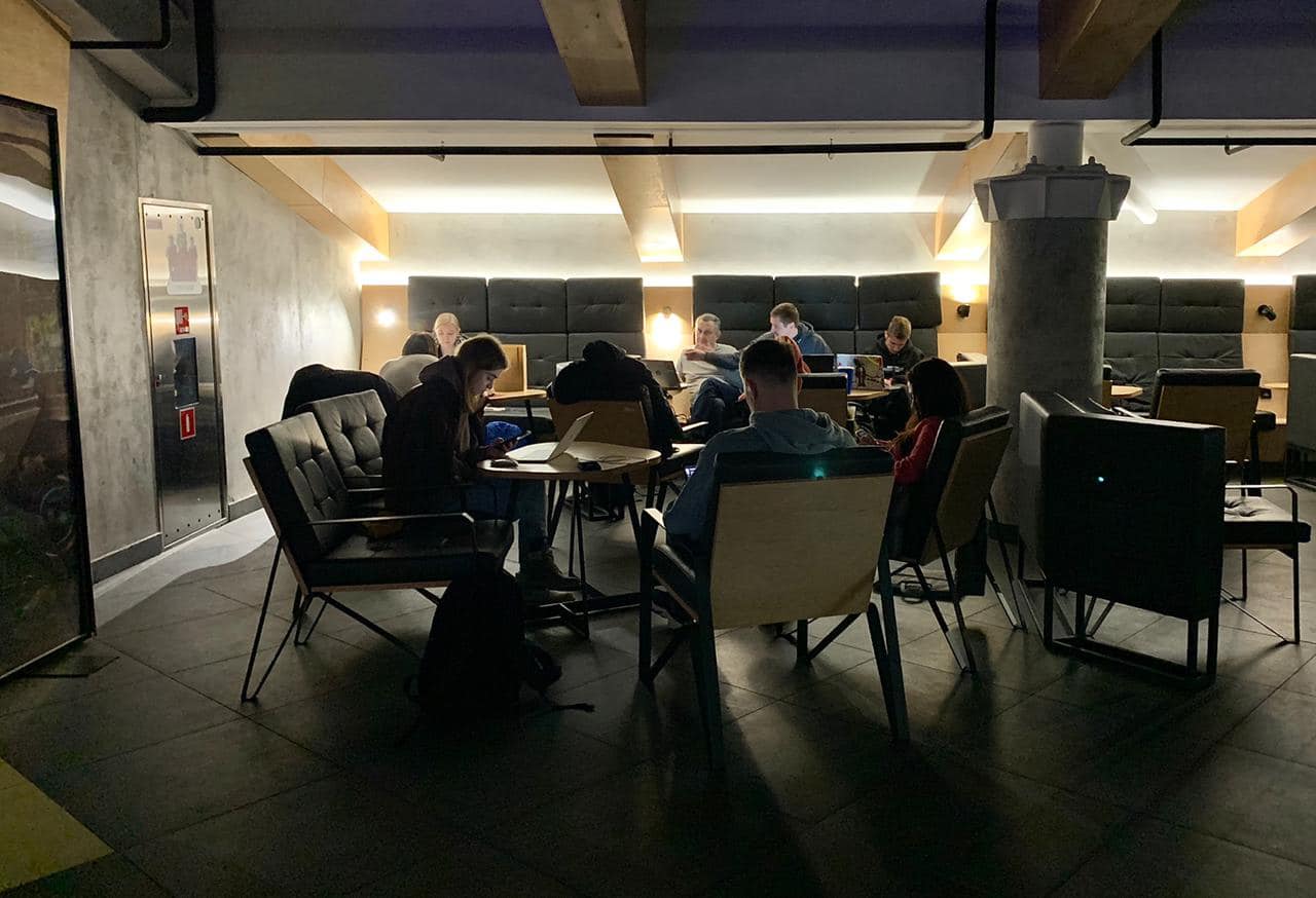 Появились фото с самого большого пункта незламності в Киеве: что там есть и какой график